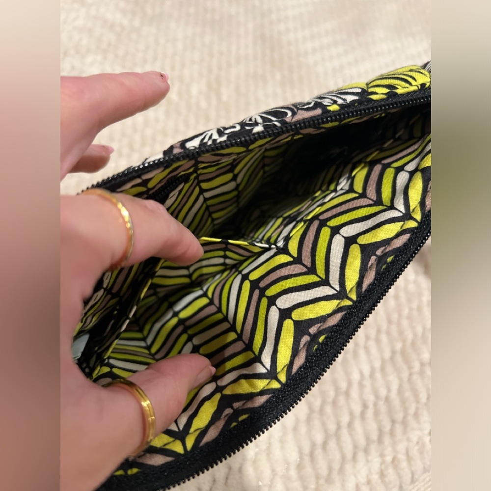 💚🖤𝑽𝑬𝑹𝑨 𝑩𝑹𝑨𝑫𝑳𝑬𝒀💛🖤 Pushlock Wristlet - Picture 8 of 10